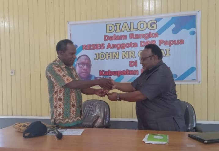 Anggota DPR Papua John NR Gobai (kanan) saat menyerahkan draf Raperda kepada Asisten I Setda Kabupaten Dogiyai Nason Pigai. - JNRG untuk Jubi